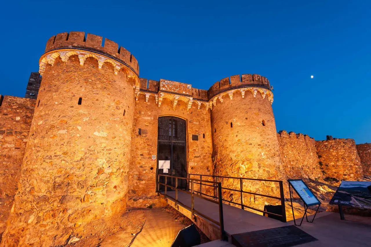 Impresionante entrada a uno de los castillos de la Comunidad Valenciana, iluminado al anochecer.