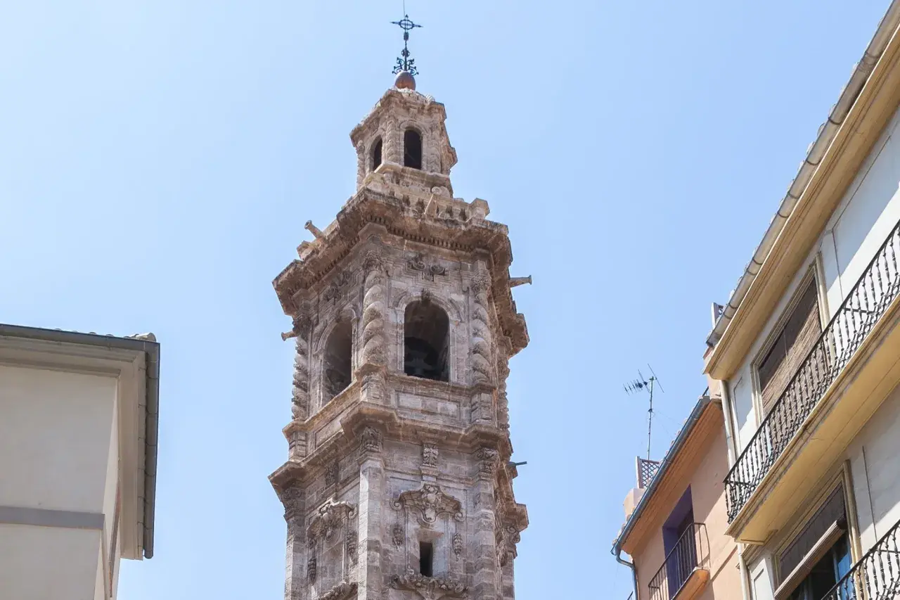 Torre barroca de Santa Catalina en Valencia, con detalles ornamentales y arcos.