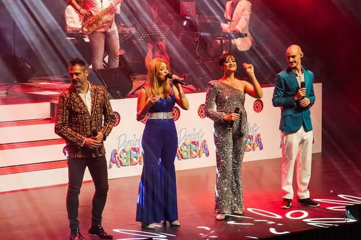 Actuación de "Mamma Mia" en Valencia con un grupo tributo a ABBA. ¡Noche de música y brillo!