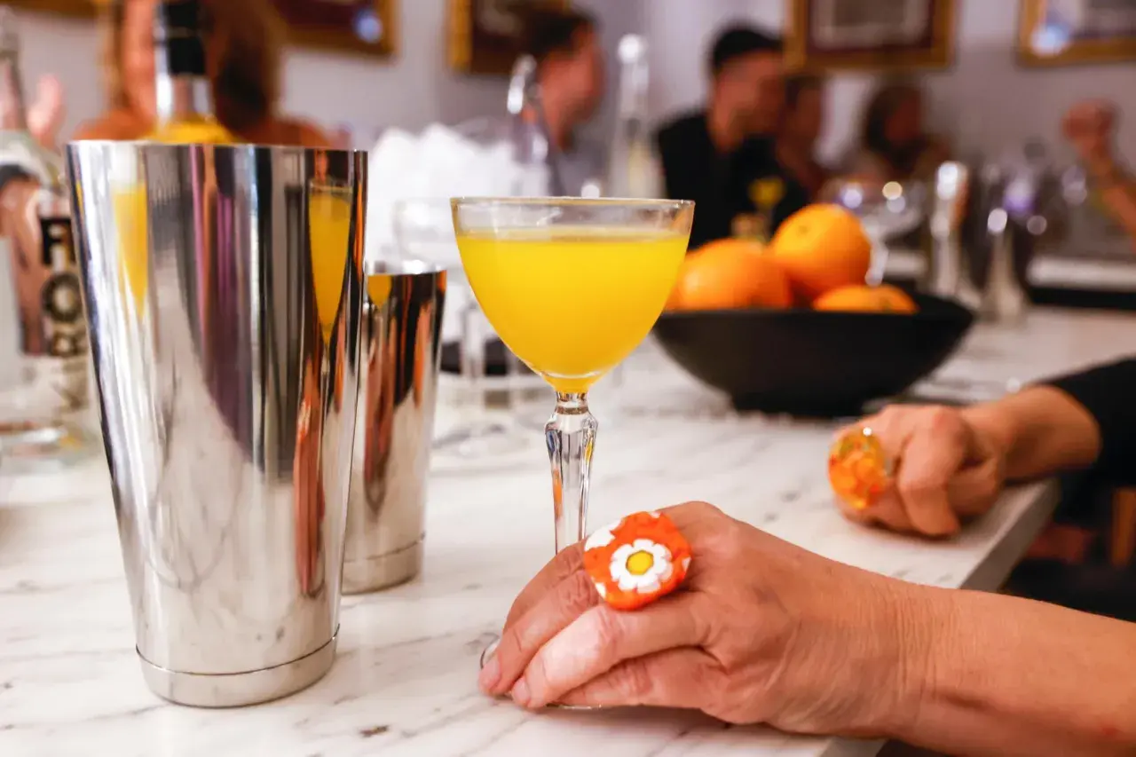 Un vaso de agua de valencia, con su vibrante color naranja, listo para ser disfrutado.