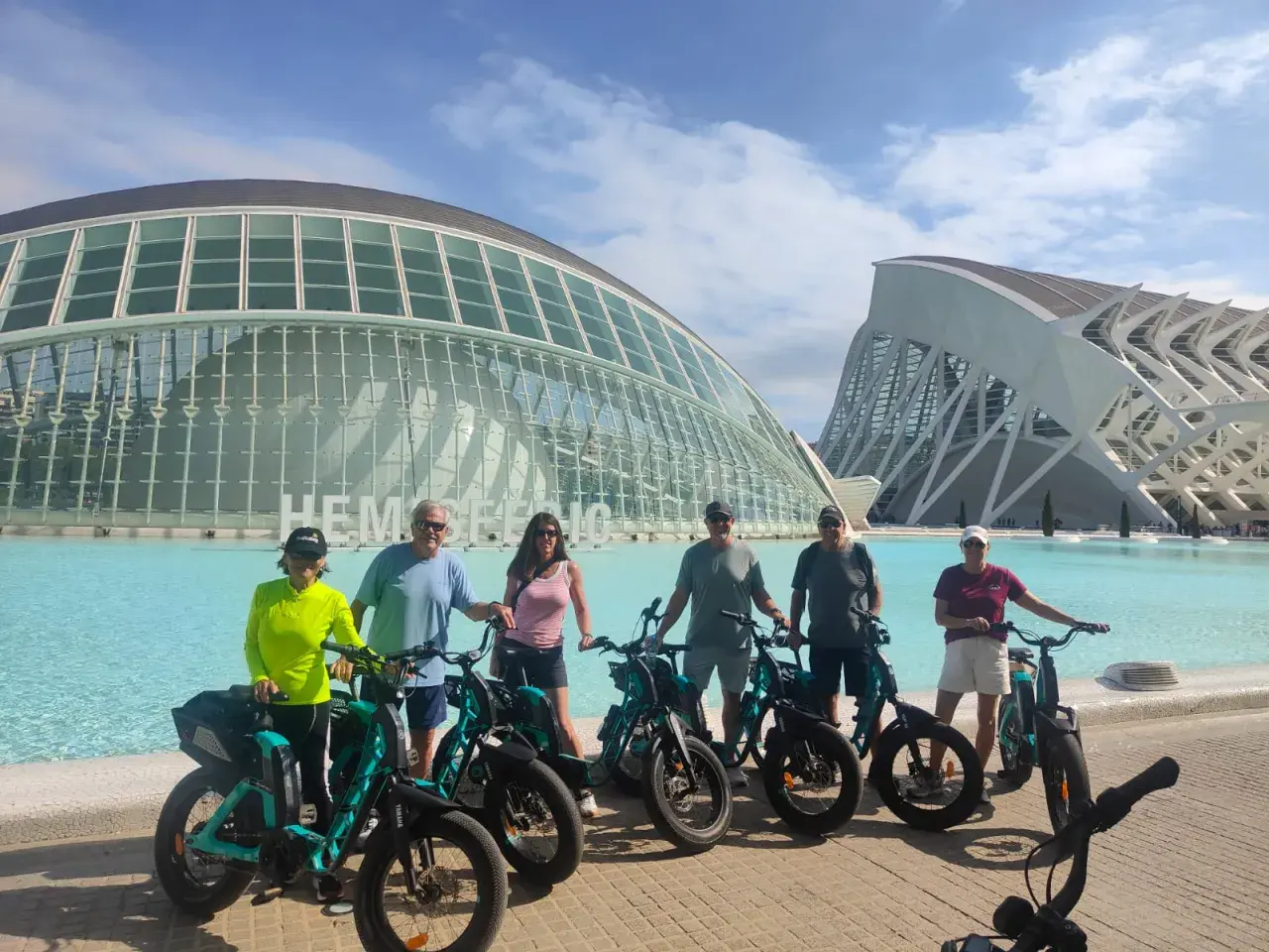 Grupo disfrutando de un fietstour Valencia frente a la Ciudad de las Artes y las Ciencias.