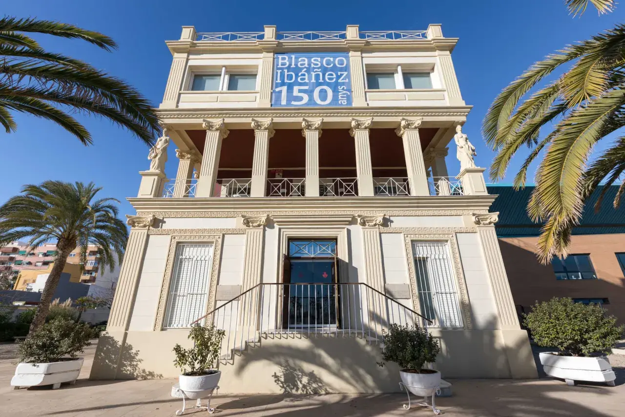 La casa museo Blasco Ibáñez, con palmeras y un cielo azul, celebra los 150 años del escritor.