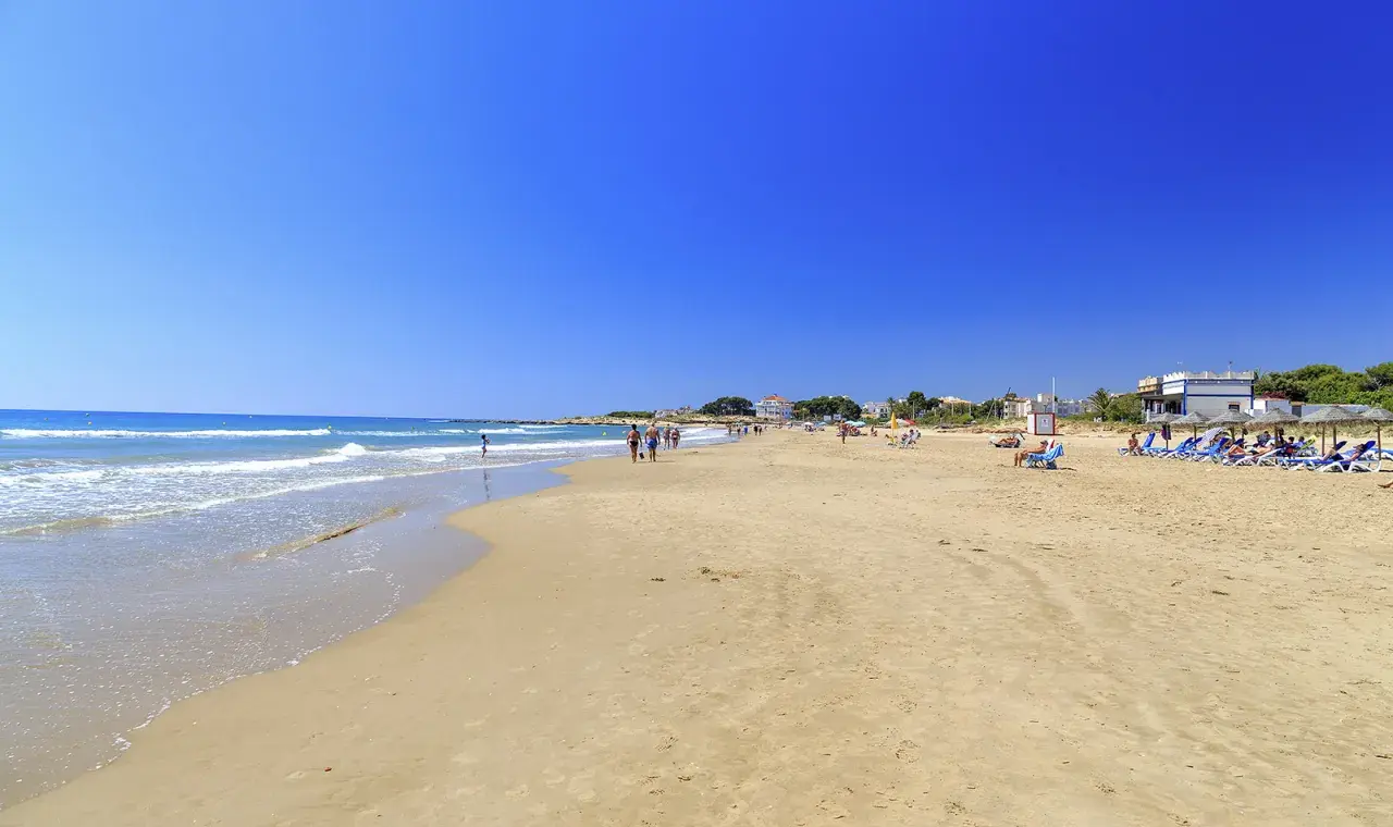Arena dorada, mar azul y gente disfrutando del sol en las tres playas de Alcossebre.