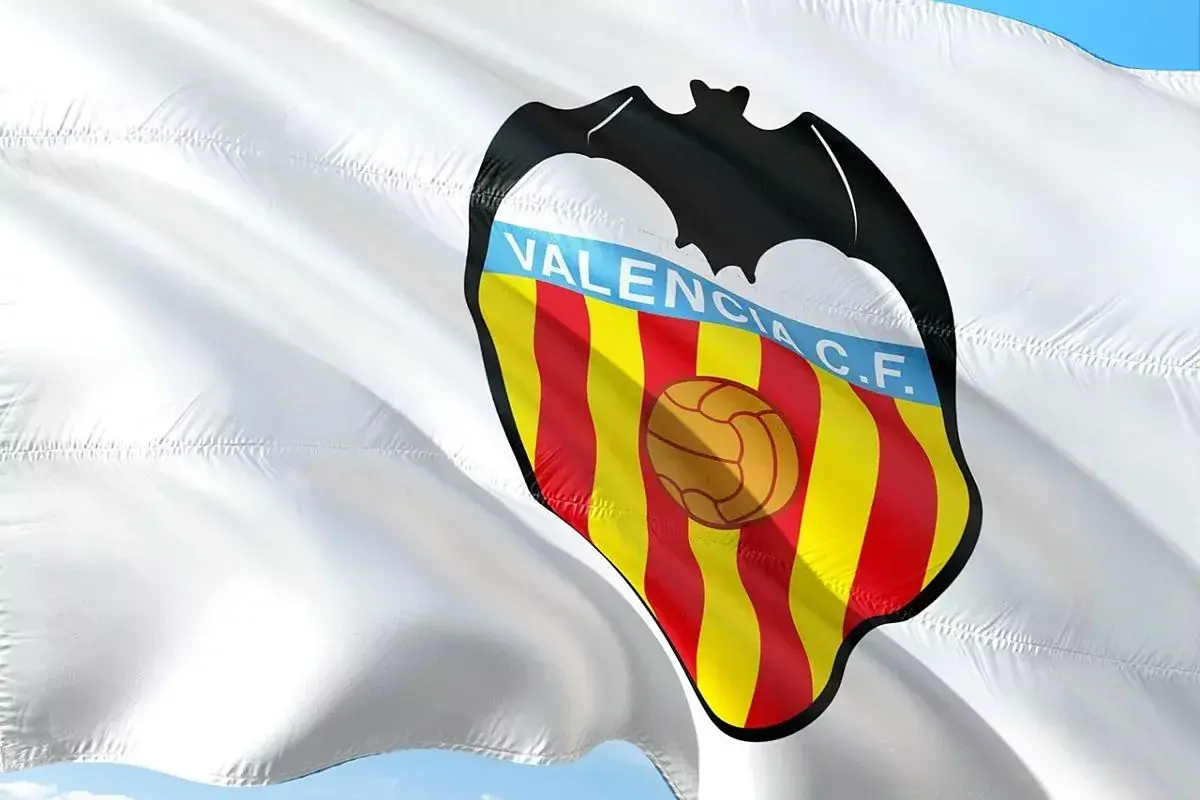 El escudo Valencia ondea orgulloso en una bandera blanca, mostrando el murciélago y las franjas rojas y amarillas.