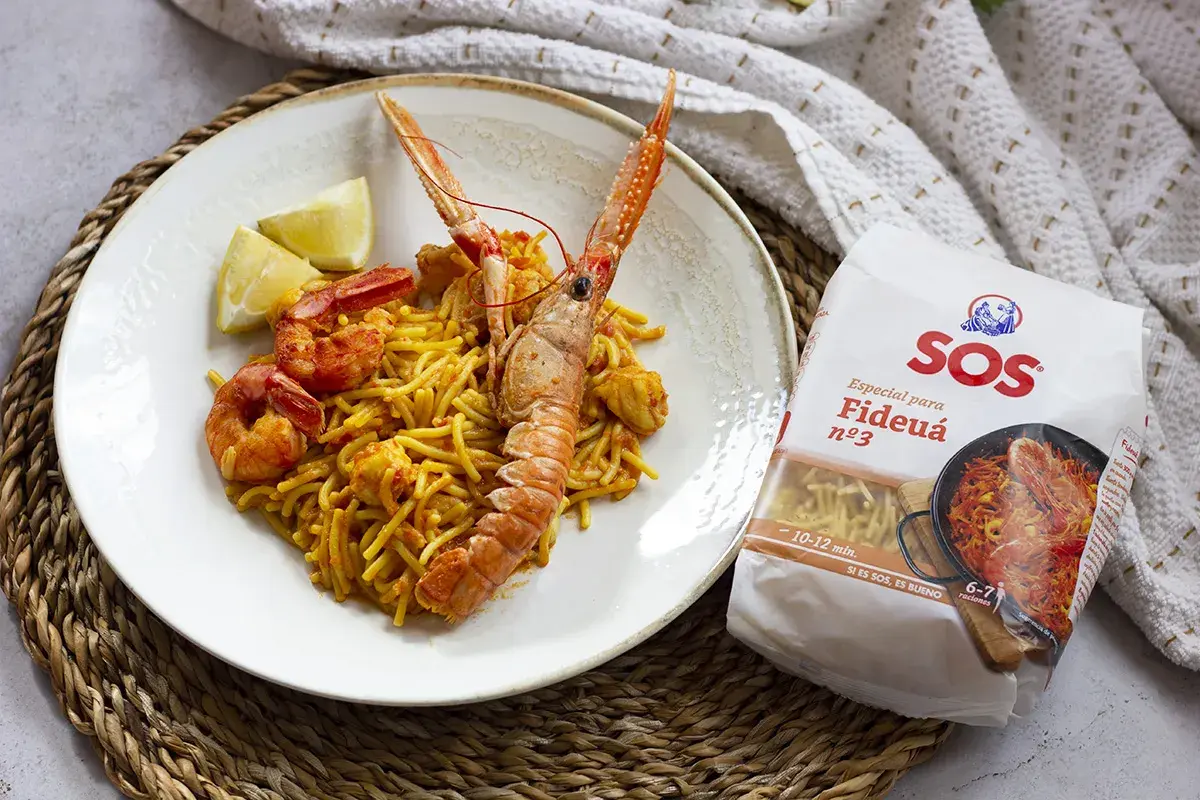 Deliciosa fideuá de Gandía con gambas y cigala, lista para disfrutar.