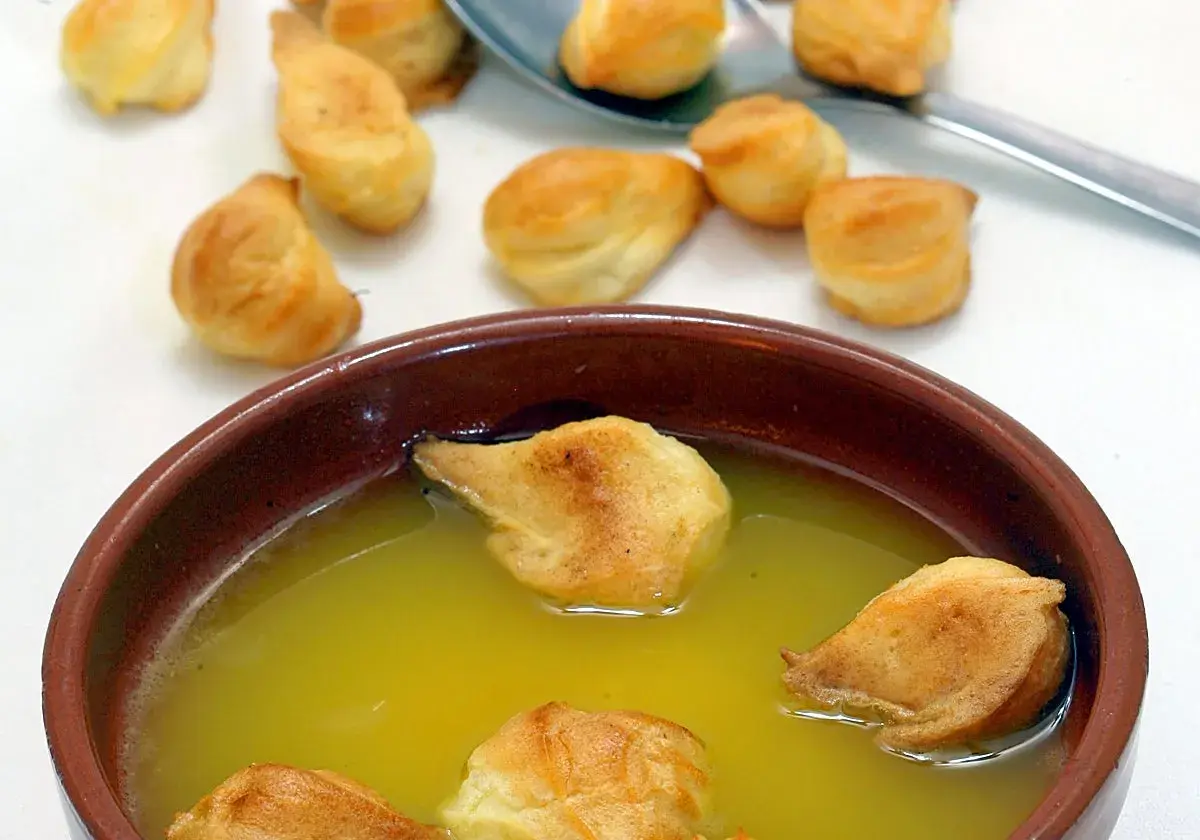 Un cuenco de sopa morellana con sus típicos bollos flotando.