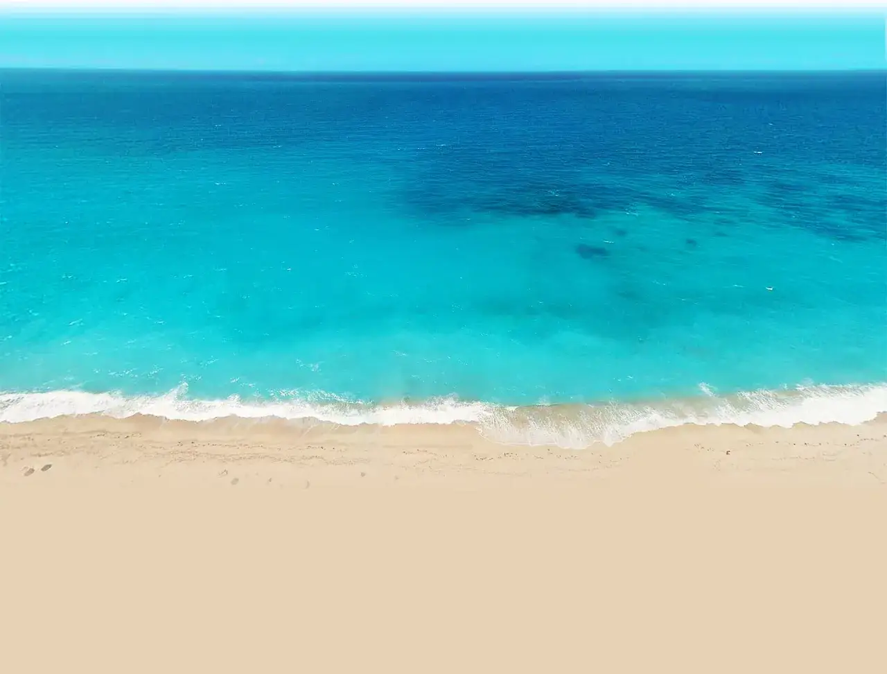 Vista aérea de la playa de Terranova, con arena dorada y aguas turquesas cristalinas. Olas suaves rompen en la orilla.