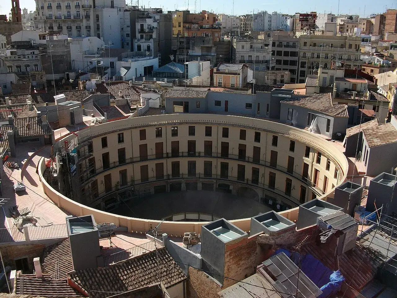 Vista a&eacute;rea de la plaza redonda valencia, con edificios circulares y tejados.