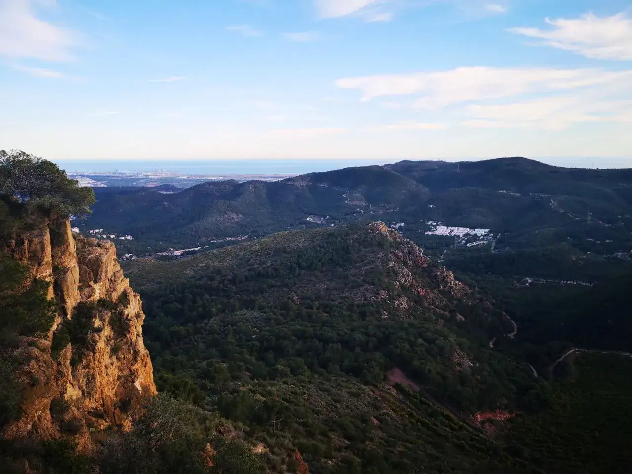 Paisaje monta&ntilde;oso con un acantilado rocoso al atardecer, como si fuera el lomo del drag&oacute;n de la Calderona vigilando el mar.
