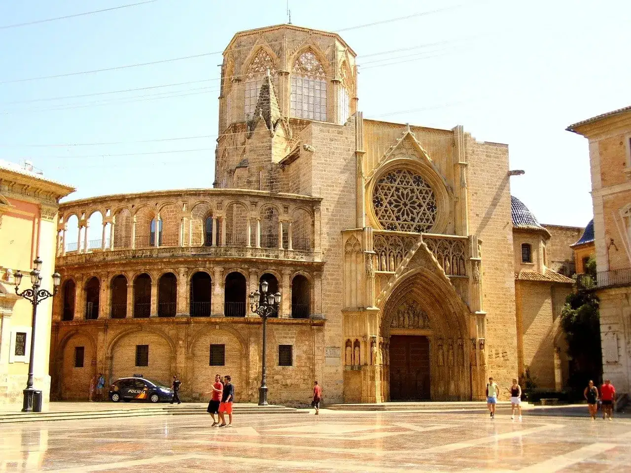 La Plaza de la Virgen, un lugar emblemático de los monumentos de Valencia, con su catedral gótica y el edificio de la Lonja.