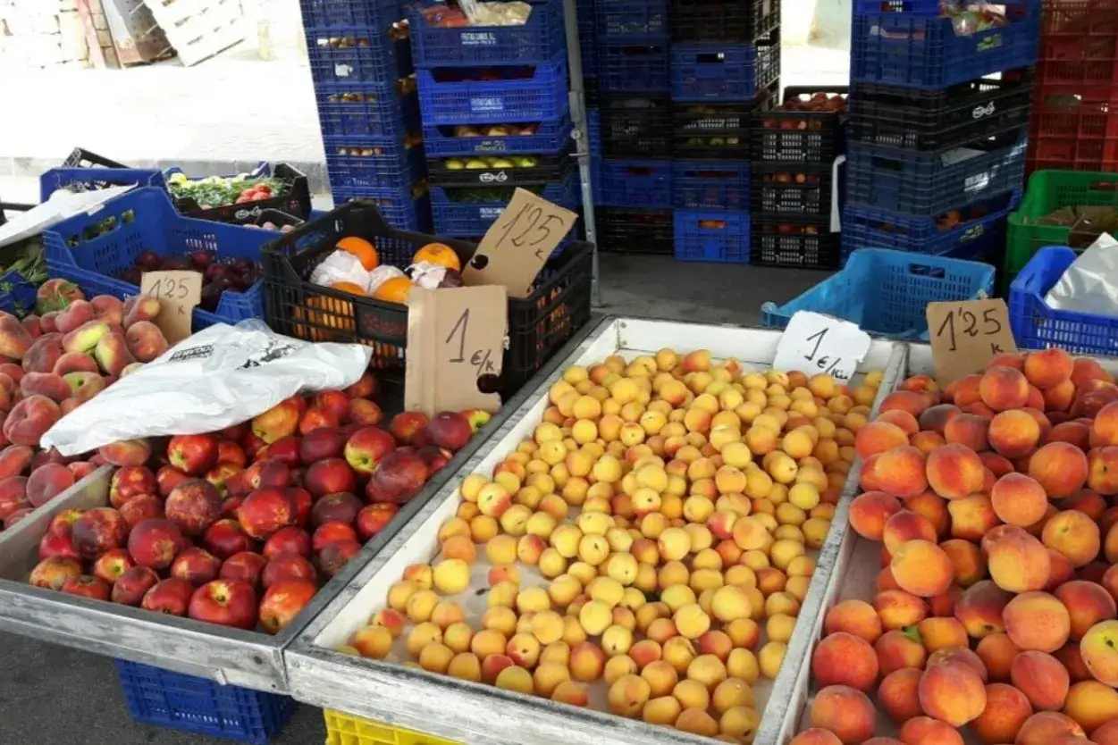 Frutas frescas en el mercadillo de Jávea: albaricoques, melocotones y manzanas a buen precio.