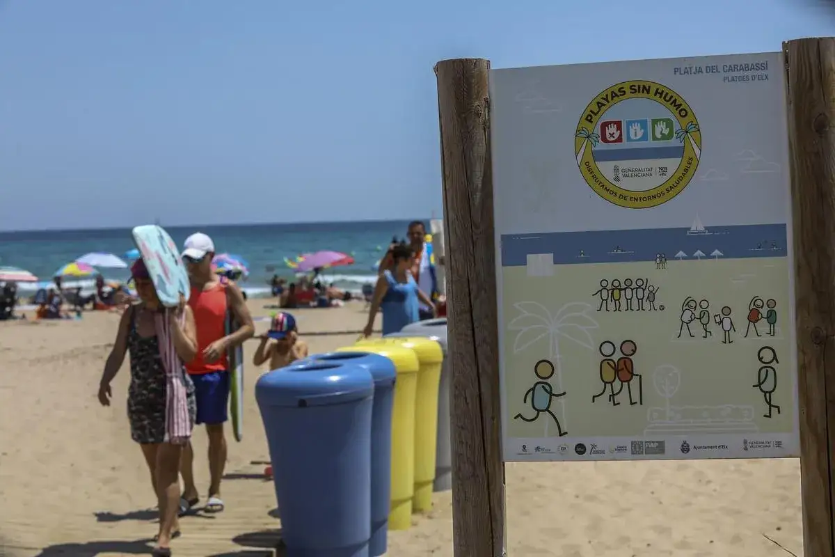 Cartel en la playa de El Carabassí, Alicante, indica 