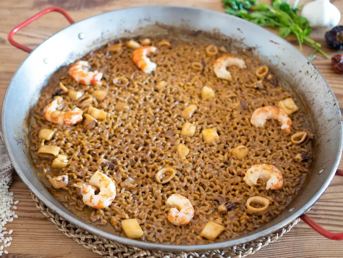 Arroz del senyoret en paellera, con gambas, calamares y trozos de pescado. Un plato delicioso y lleno de sabor.