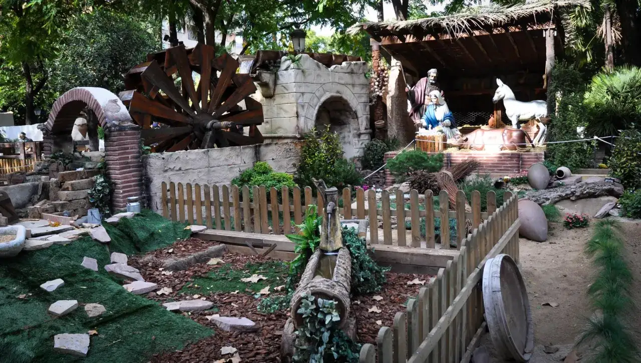 Escena del belén de Xàtiva con noria, fuente y figuras del Nacimiento.