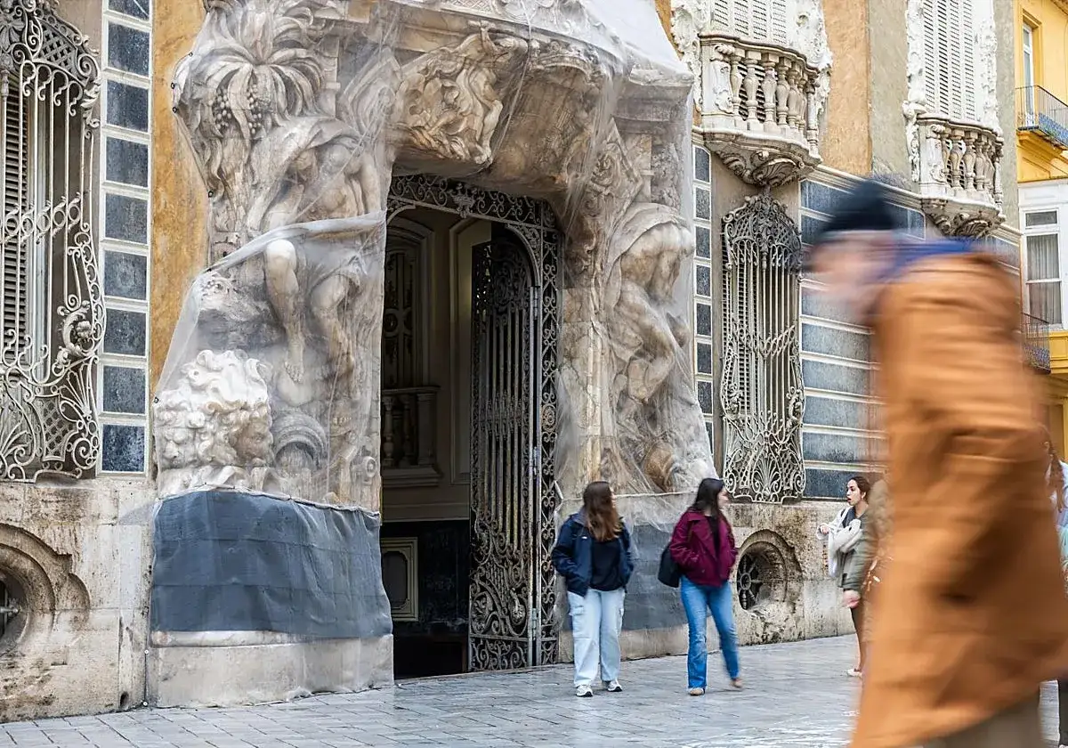 Fachada del museo cerámica valencia, con esculturas cubiertas.