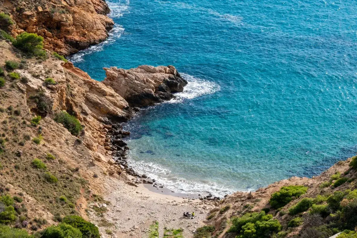 Descubre las mejores calas de Benidorm: una joya escondida de aguas turquesas y rocas doradas, ideal para desconectar.