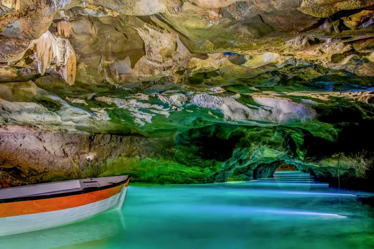 Un paseo en barca por las cuevas de San José, con estalactitas y aguas turquesas iluminadas.