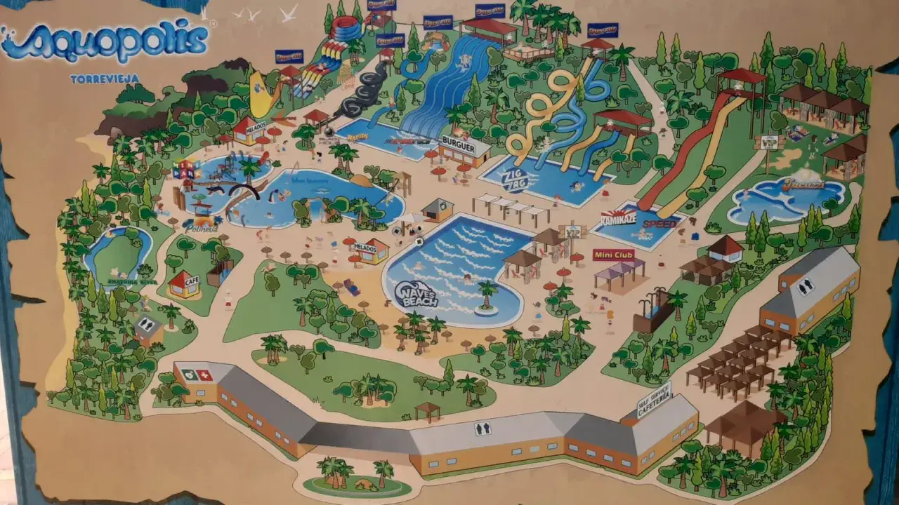 Mapa de Aquópolis Torrevieja con toboganes, piscinas, jacuzzi, cafetería y zonas infantiles. ¡Diversión acuática garantizada!
