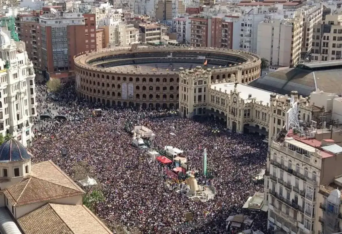 Multitudinaria plaza de toros de Valencia, lista para la mascletà. Miles de personas esperan el estruendo pirotécnico.