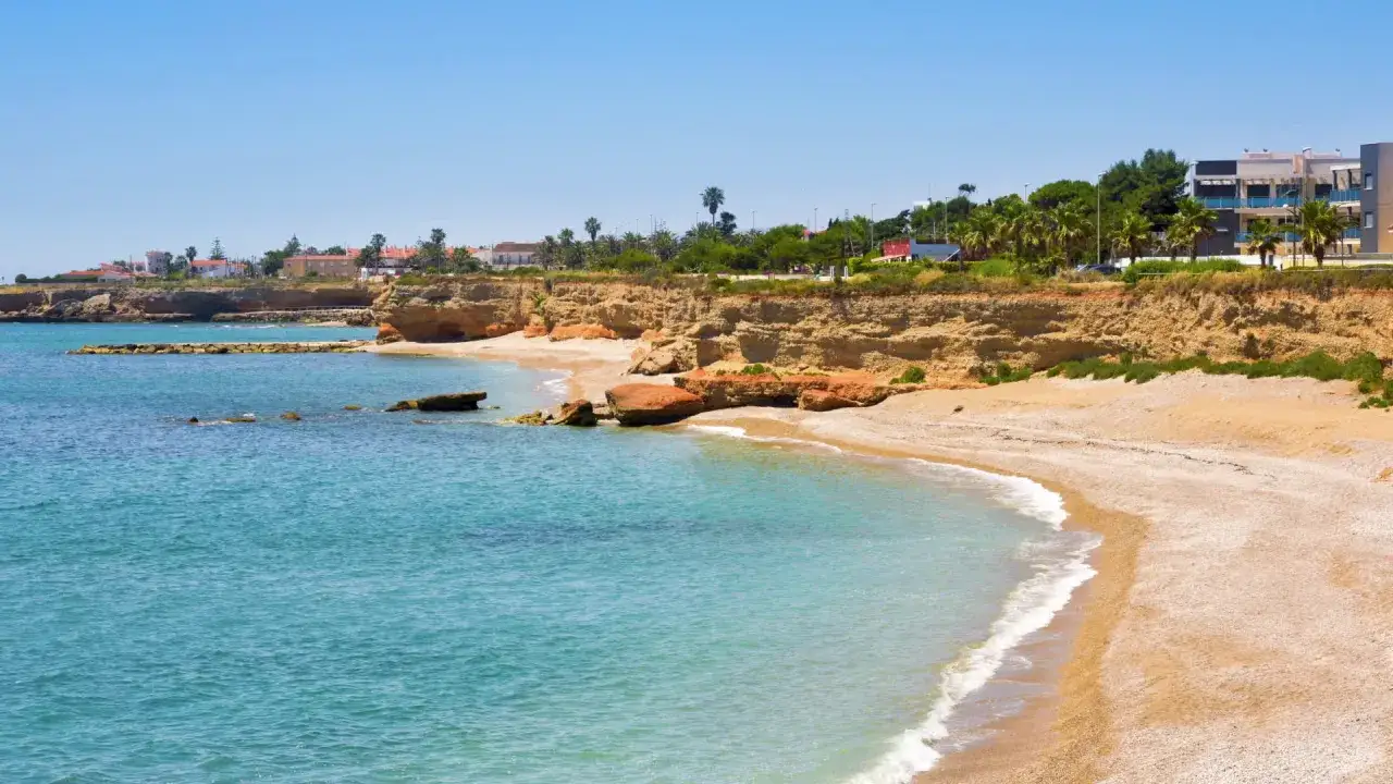 La cala foradada, con sus acantilados dorados y aguas turquesas, invita a un día de sol y mar.