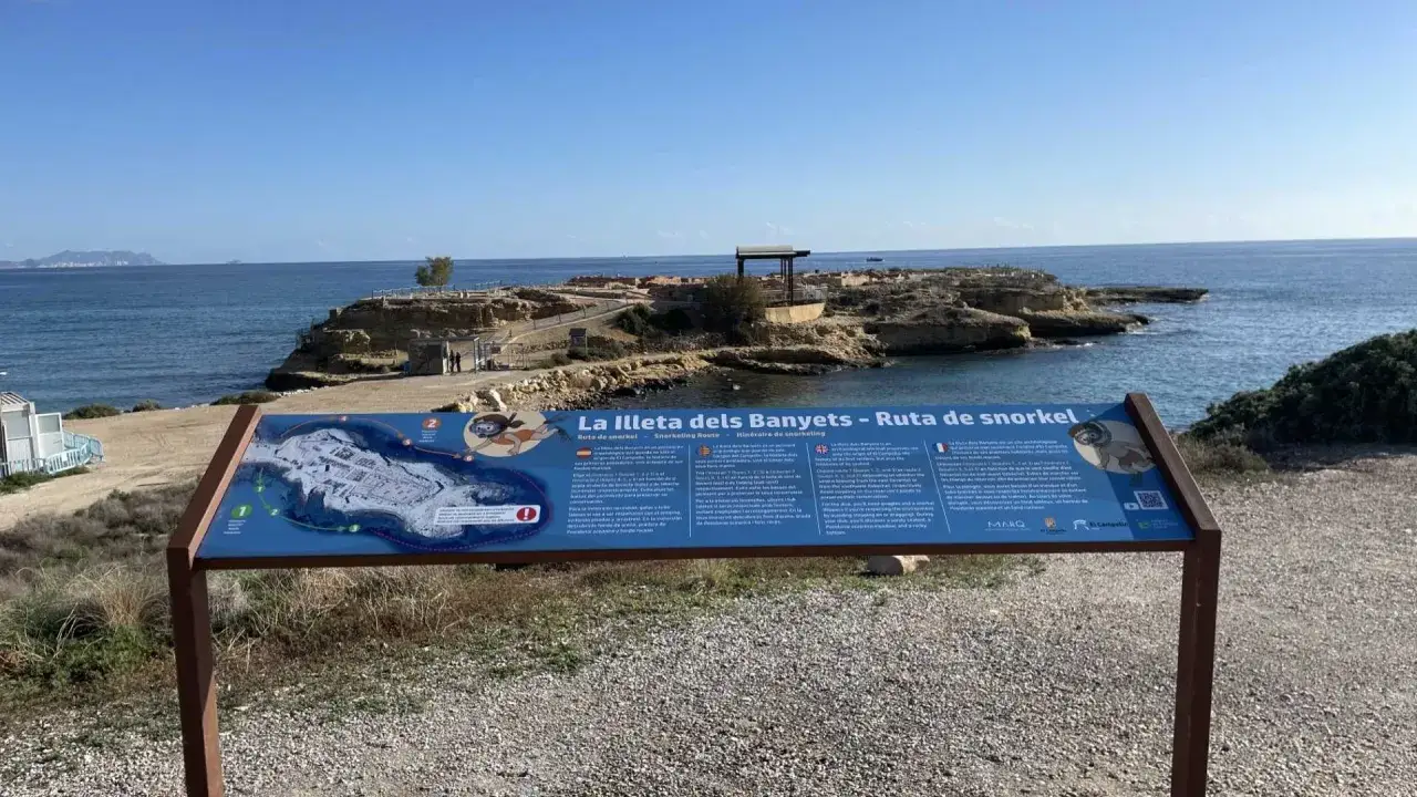 Panel informativo sobre la ruta de snorkel en la cala Almadraba, Campello. Muestra un mapa de la zona y consejos para la inmersión.