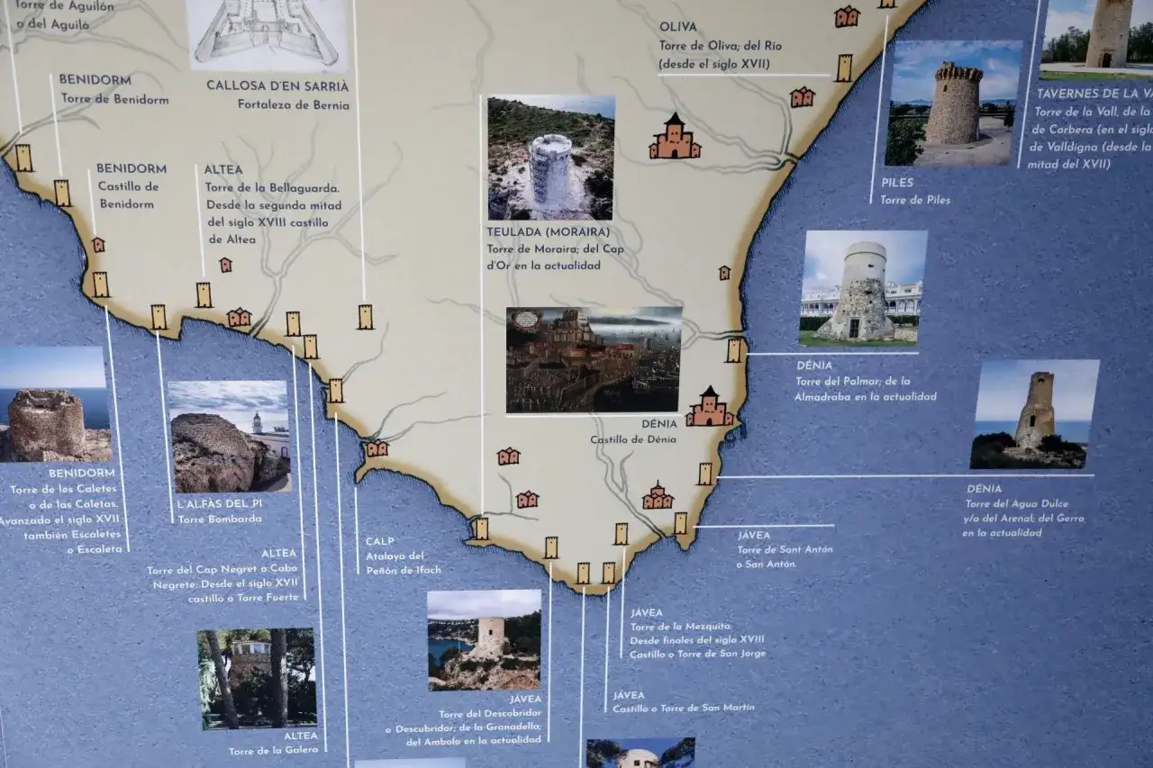 Mapa de la ruta de la seda en Alicante, mostrando torres y castillos históricos como la Torre de Benidorm y el Castillo de Dénia.