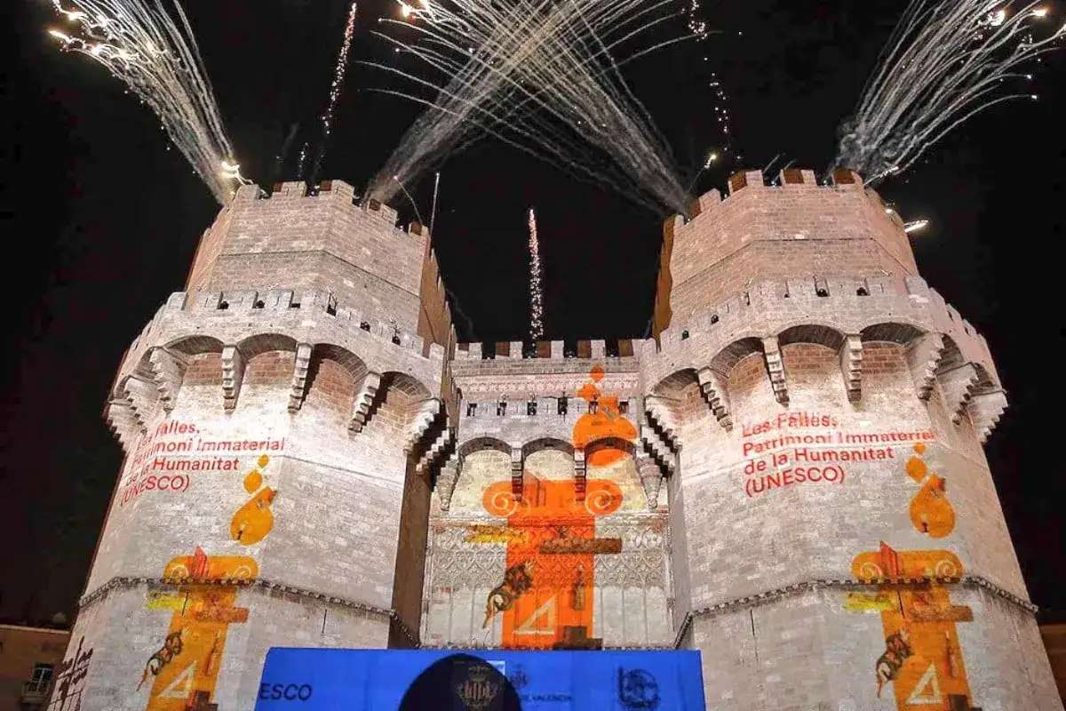 Torres de Serranos iluminadas con proyecciones y fuegos artificiales durante la Crida de Valencia.