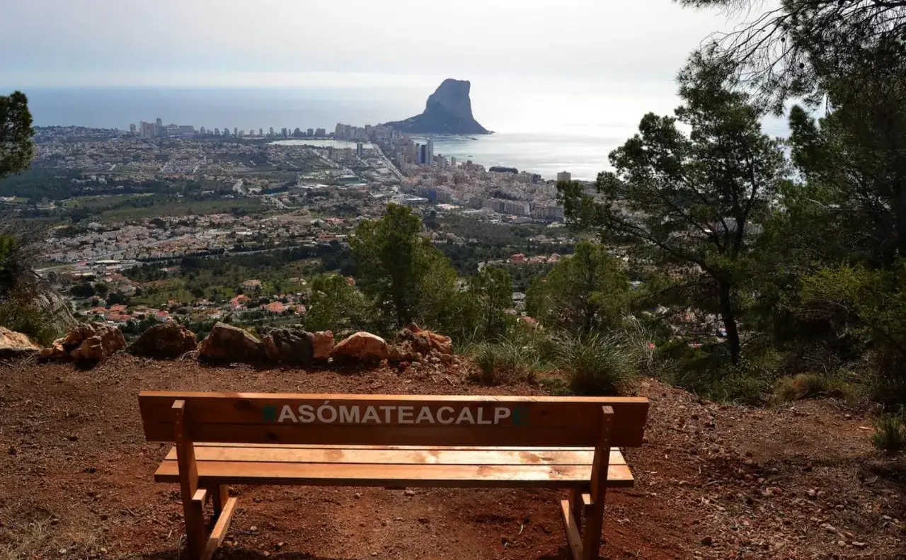 Banco de madera en mirador con vistas a Calpe y el Peñón de Ifach. Ideal para disfrutar de las rutas calpe.