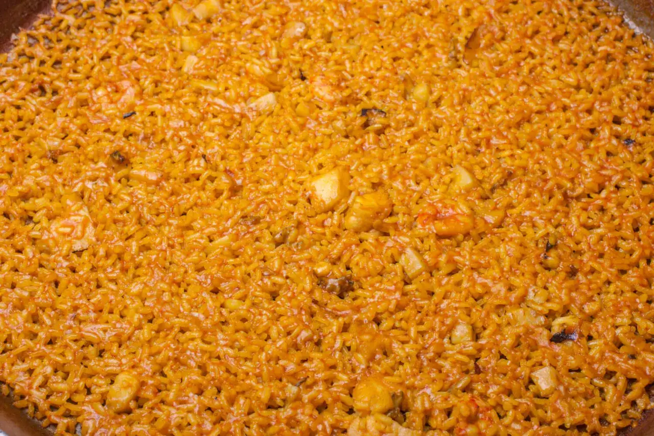 Arroz a banda, un plato de comida típica alicantina, con gambas y trozos de pescado.