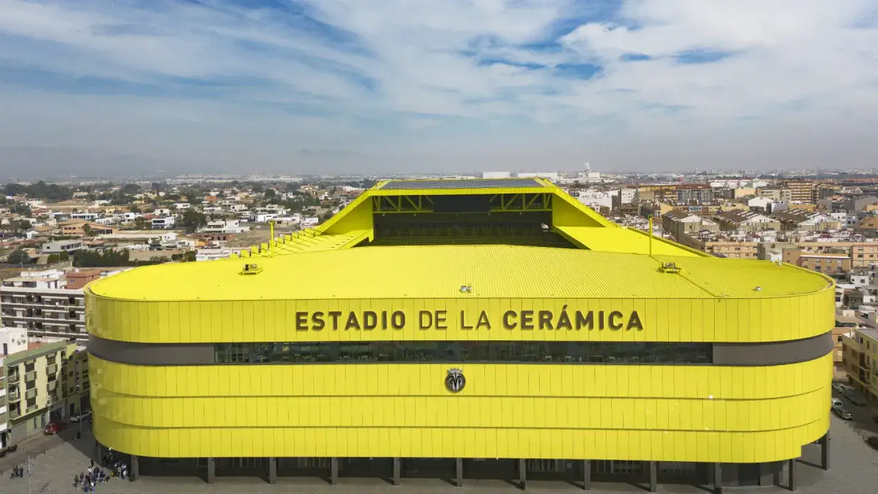 El Estadio de la Cerámica, hogar del Villarreal CF, luce su icónico color amarillo bajo un cielo azul.