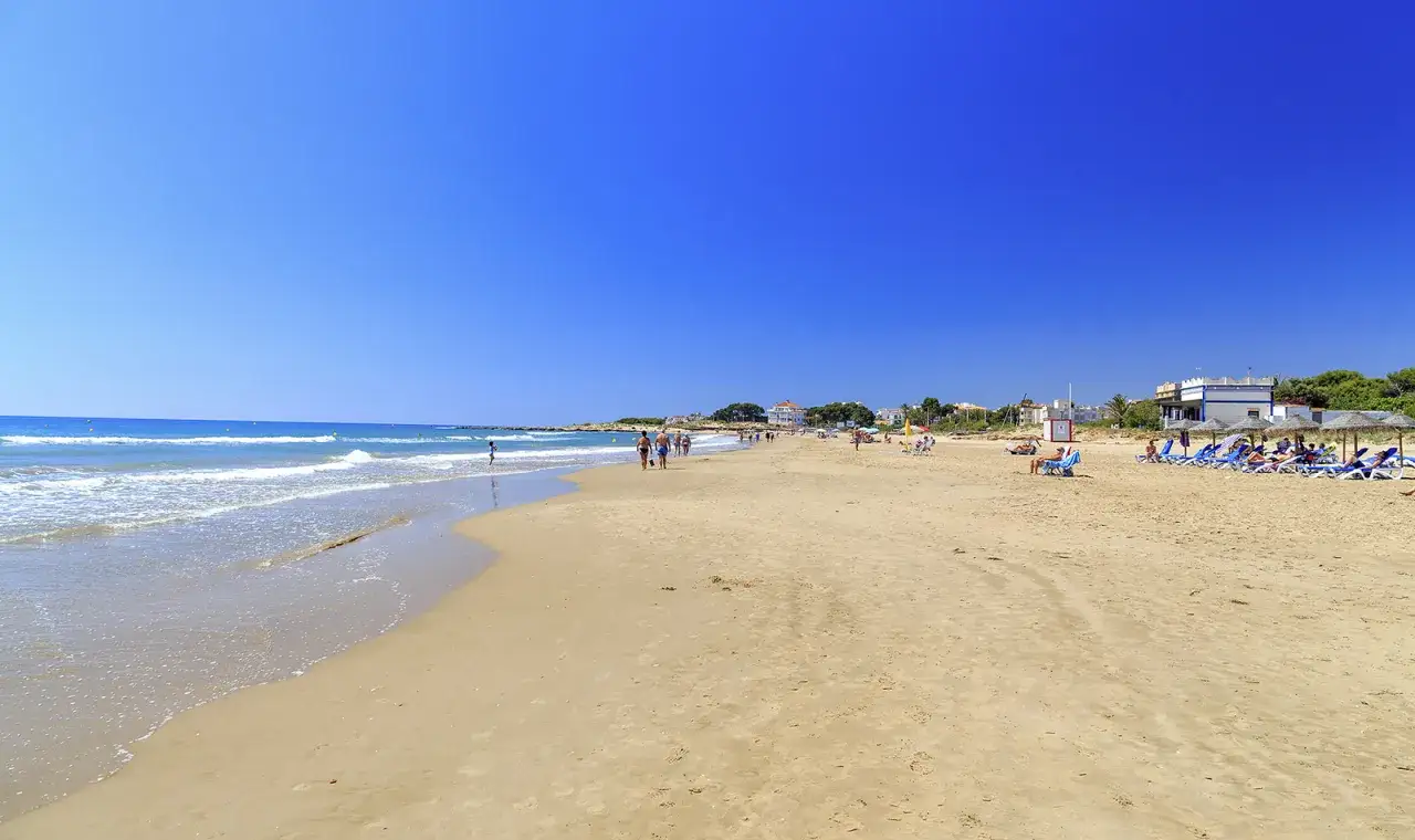 Arena dorada, mar azul y gente disfrutando del sol en tres playas de Alcossebre.