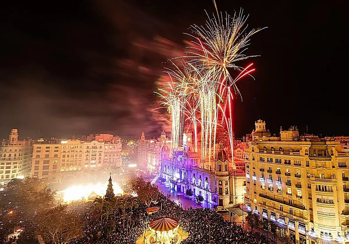 Espectacular castillo de fuegos artificiales ilumina la noche valenciana, celebrando las fiestas de Valencia con miles de personas congregadas.