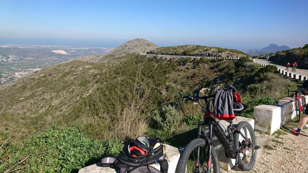 Bicicletas listas para subir el coll de rates, con vistas al mar y al valle.