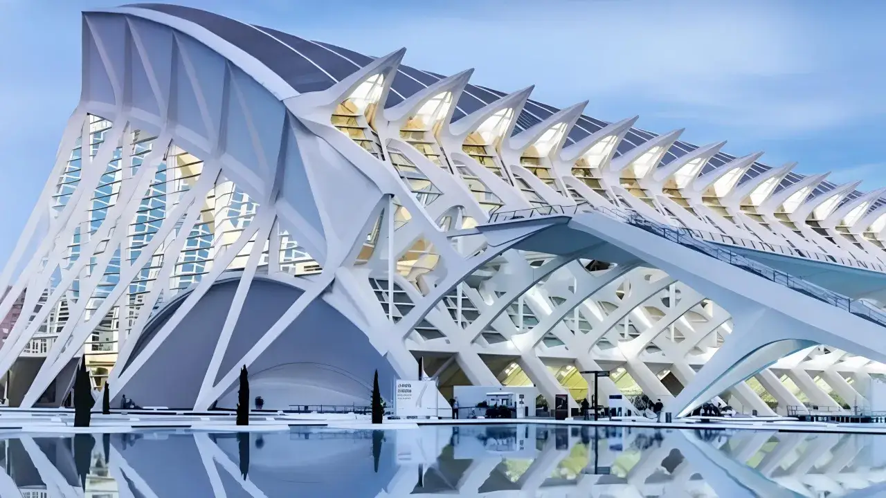 El Hemisf&egrave;ric, parte del museo della scienza valencia, se refleja en el agua, con su arquitectura futurista y sus luces encendidas.