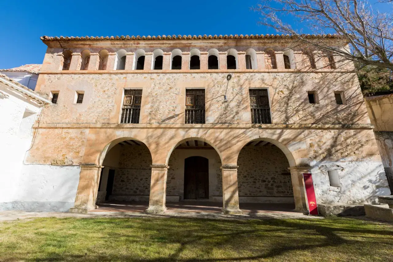 Fachada de la ermita de Santa Catalina con arcos y ventanas de madera.