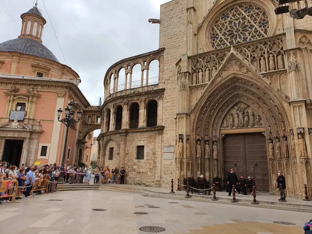 Gente reunida frente a la Catedral de Valencia, donde se celebra el tribunal de las aguas de valencia.