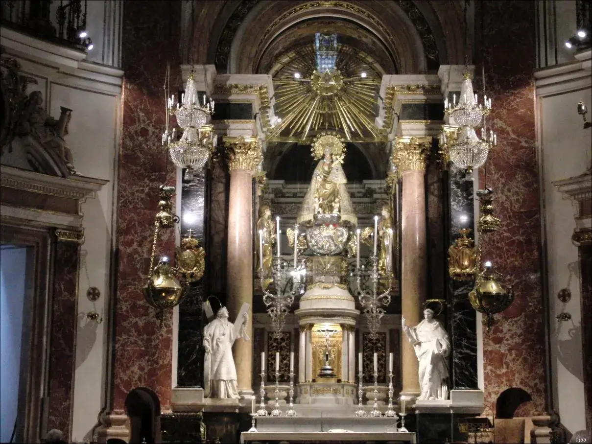 El altar mayor de la Basílica de la Virgen de los Desamparados, con la imagen dorada de la patrona de Valencia, rodeada de mármol y oro.