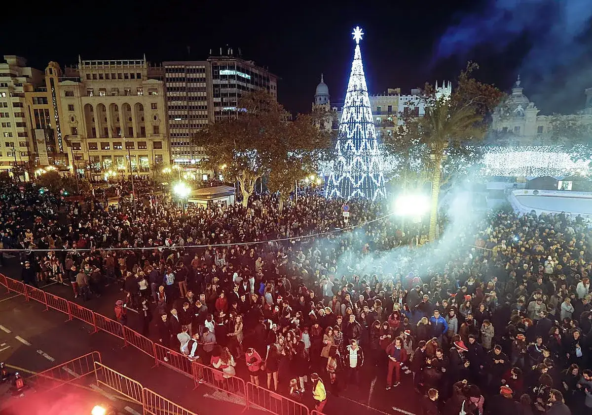 Multitud celebra Nochevieja en Valencia junto a un árbol de Navidad gigante. ¡Una noche para recordar qué hacer en Nochevieja en Valencia!