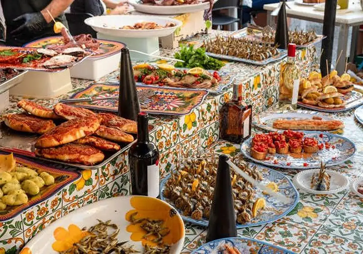 Banquete de comida en un festival culinario de Valencia: pizzas, pulpo, tapas y más.