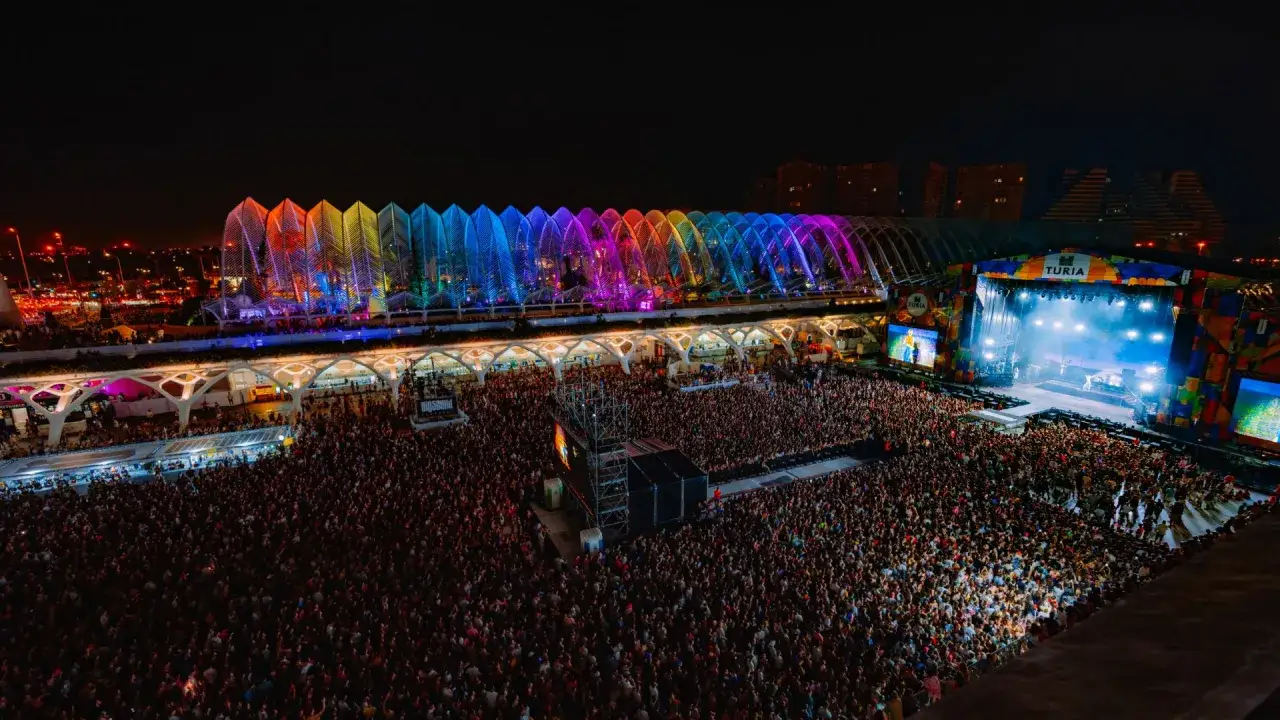 Multitudinaria noche de big sound Valencia con luces de colores y un escenario vibrante.