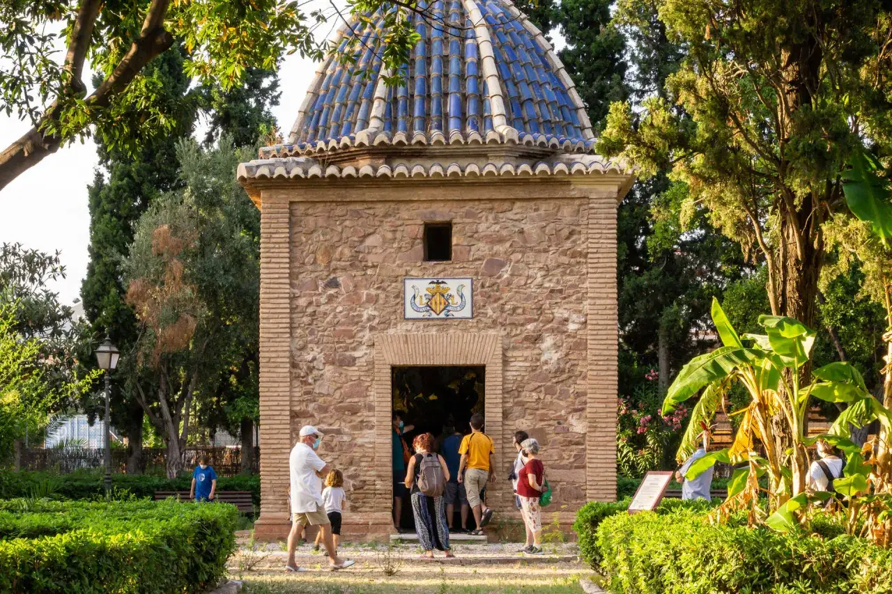 La ermita de Sant Jordi, con su c&uacute;pula de azulejos azules, recibe a visitantes en un d&iacute;a soleado.