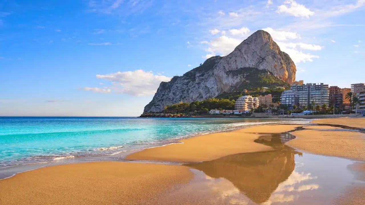 Playa de Calpe con el Peñón de Ifach imponente. Una ruta costera ideal para disfrutar del Mediterráneo.