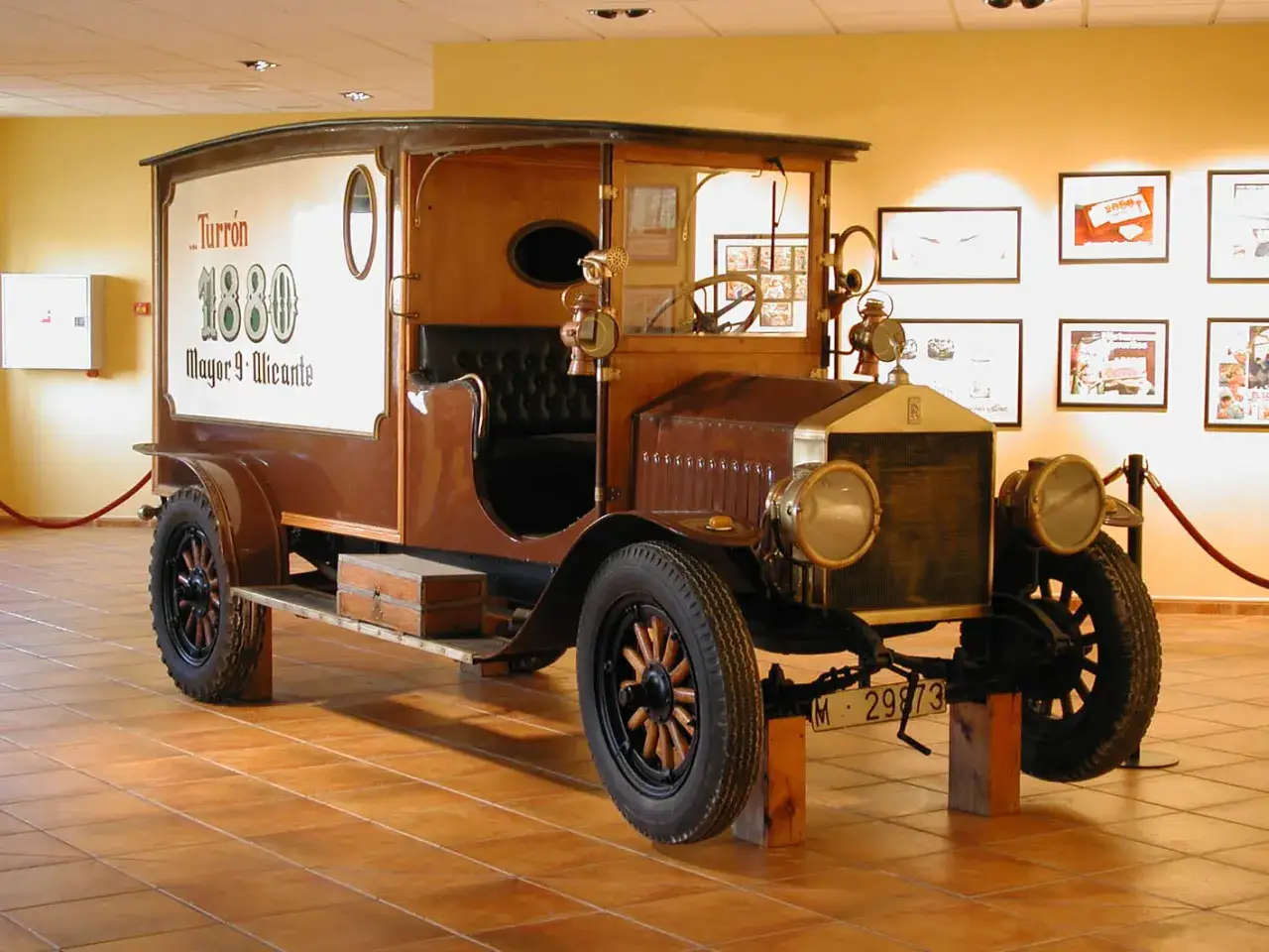 Camión antiguo de madera con la inscripción 