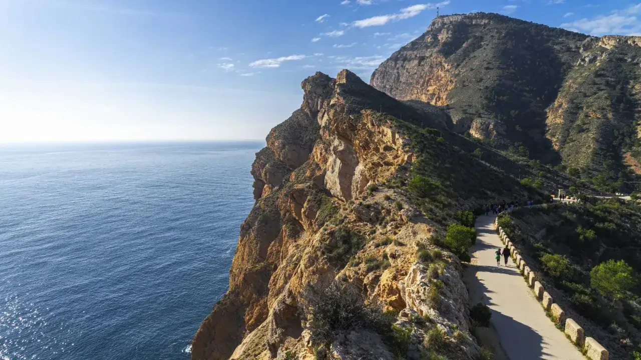 Senderismo por el parque natural de la Serra Gelada, con acantilados impresionantes y el mar Mediterráneo.