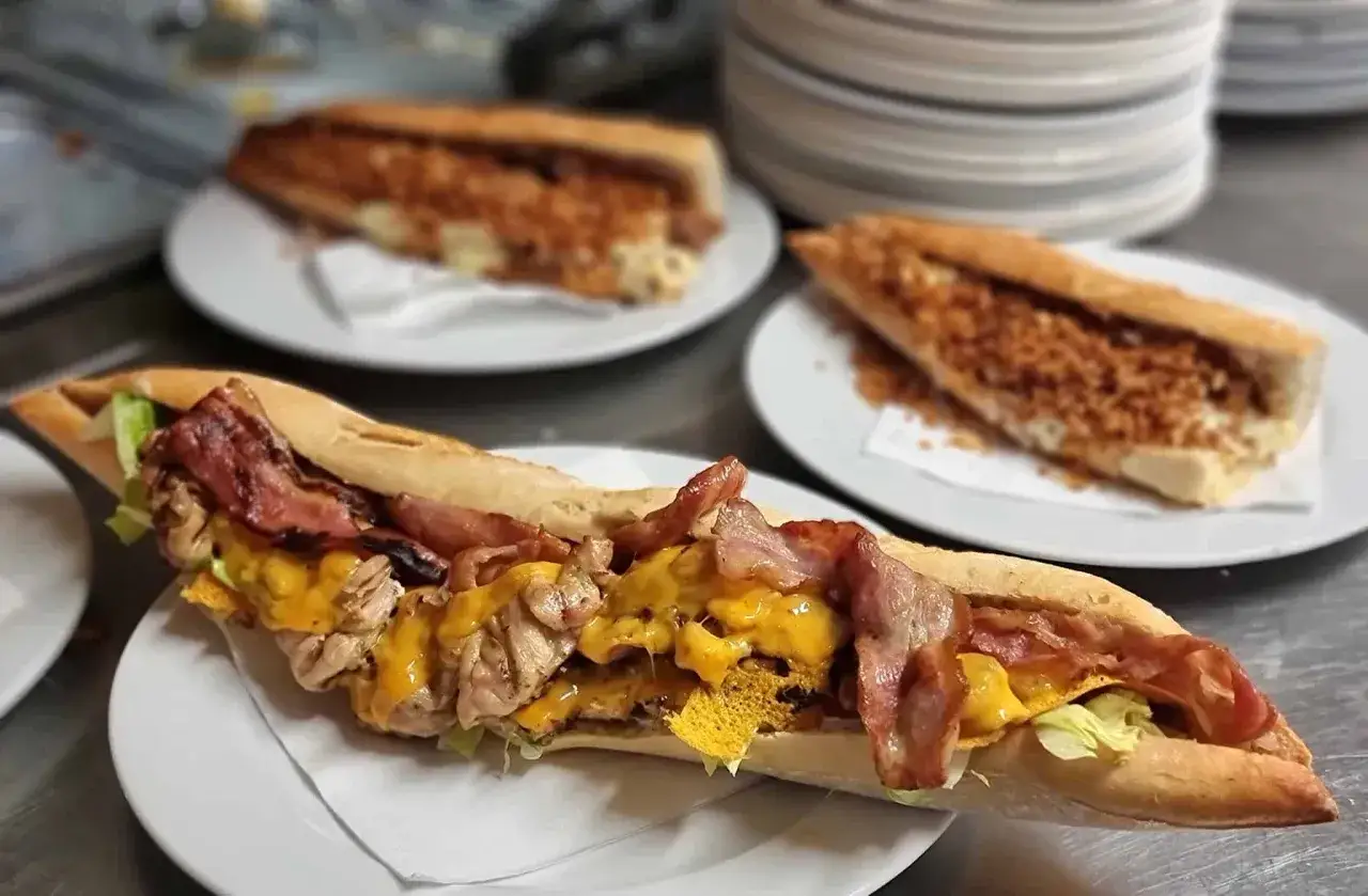 Un generoso bocadillo con pollo, queso fundido y bacon, perfecto para un almuerzo valenciano.