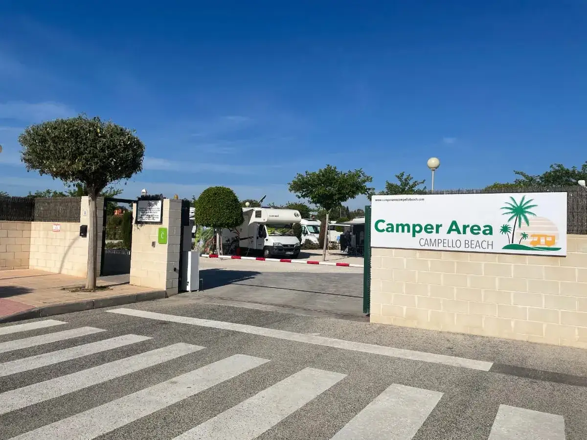 Entrada al camper park Alicante, con señalización 