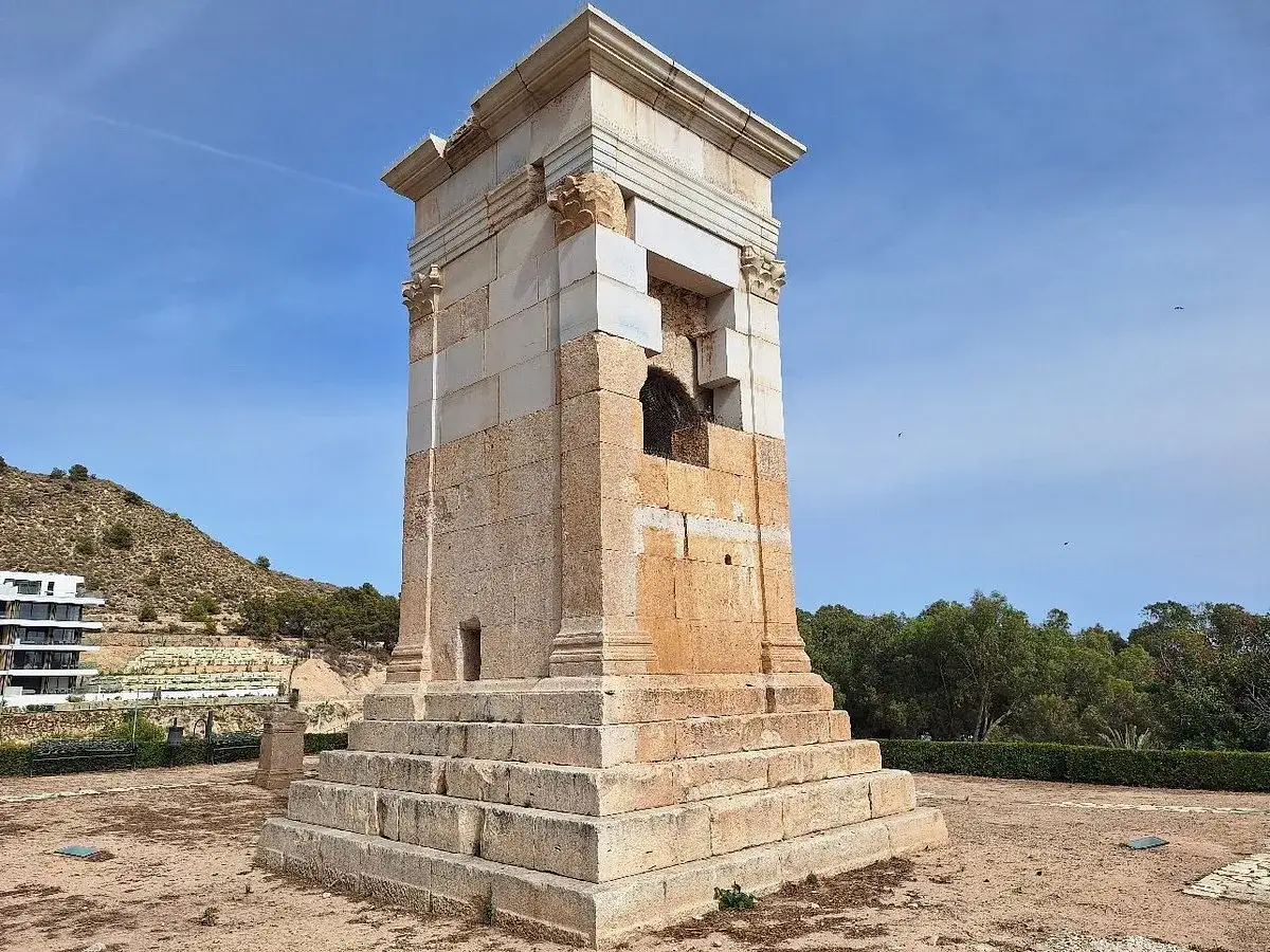 Antigua torre de piedra en la playa del Torres, con escalones de acceso y un cielo azul despejado.