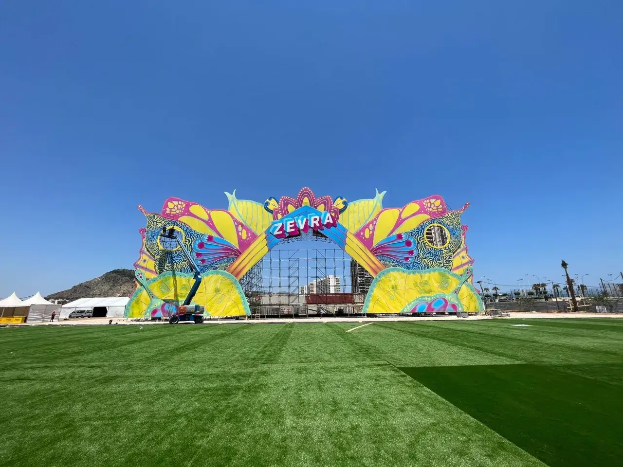 Un arco colorido y vibrante con el nombre 