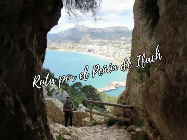Hombre en la ruta calpe, con vistas al mar y al Peñón de Ifach.